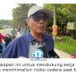 Slamet Hadiraharjo memberikan keterangan terkait penyerahan perlengkapan kerja dan sarana operasional bagi Petugas Pasukan Kebersihan Merah Putih oleh Pemerintah Kabupaten Kutai Kartanegara (Kukar) di Taman Ulin Tenggarong, Minggu (24/5/2026). Foto: Fairuzzabady.