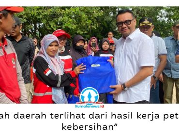 Aulia Rahman Basri menyerahkan peralatan dan seragam kerja kepada Petugas Pasukan Kebersihan Merah Putih saat kegiatan silaturahmi dan penyerahan bantuan operasional di Taman Ulin Tenggarong, Minggu (24/5/2026). Foto: Fairuzzabady.