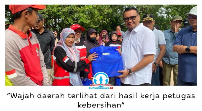Aulia Rahman Basri menyerahkan peralatan dan seragam kerja kepada Petugas Pasukan Kebersihan Merah Putih saat kegiatan silaturahmi dan penyerahan bantuan operasional di Taman Ulin Tenggarong, Minggu (24/5/2026). Foto: Fairuzzabady.