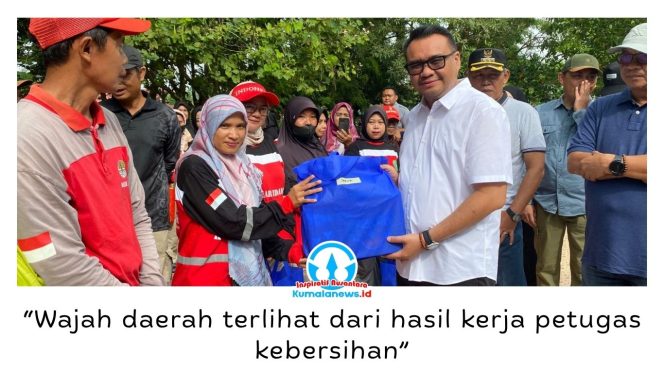 
 Aulia Rahman Basri menyerahkan peralatan dan seragam kerja kepada Petugas Pasukan Kebersihan Merah Putih saat kegiatan silaturahmi dan penyerahan bantuan operasional di Taman Ulin Tenggarong, Minggu (24/5/2026). Foto: Fairuzzabady.