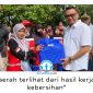 Aulia Rahman Basri menyerahkan peralatan dan seragam kerja kepada Petugas Pasukan Kebersihan Merah Putih saat kegiatan silaturahmi dan penyerahan bantuan operasional di Taman Ulin Tenggarong, Minggu (24/5/2026). Foto: Fairuzzabady.