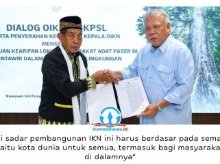 Kepala Otorita Ibu Kota Nusantara Basuki Hadimuljono menyerahkan Salinan Keputusan Kepala Otorita IKN Nomor 84 Tahun 2026 tentang Pengakuan dan Pelindungan Kearifan Lokal Masyarakat Adat Paser di Mentawir dalam Pelindungan dan Pengelolaan Lingkungan Hidup di Ibu Kota Nusantara. Dok: Humas Otorita Ibu Kota Nusantara.