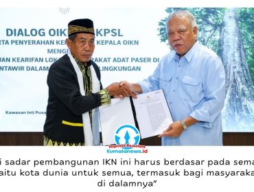 Kepala Otorita Ibu Kota Nusantara Basuki Hadimuljono menyerahkan Salinan Keputusan Kepala Otorita IKN Nomor 84 Tahun 2026 tentang Pengakuan dan Pelindungan Kearifan Lokal Masyarakat Adat Paser di Mentawir dalam Pelindungan dan Pengelolaan Lingkungan Hidup di Ibu Kota Nusantara. Dok: Humas Otorita Ibu Kota Nusantara.