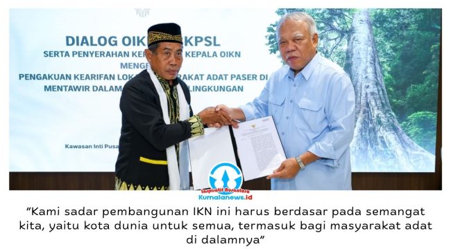 Kepala Otorita Ibu Kota Nusantara Basuki Hadimuljono menyerahkan Salinan Keputusan Kepala Otorita IKN Nomor 84 Tahun 2026 tentang Pengakuan dan Pelindungan Kearifan Lokal Masyarakat Adat Paser di Mentawir dalam Pelindungan dan Pengelolaan Lingkungan Hidup di Ibu Kota Nusantara. Dok: Humas Otorita Ibu Kota Nusantara.