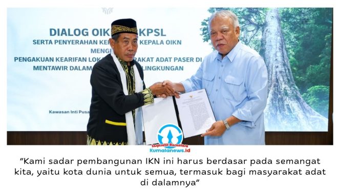 
 Kepala Otorita Ibu Kota Nusantara Basuki Hadimuljono menyerahkan Salinan Keputusan Kepala Otorita IKN Nomor 84 Tahun 2026 tentang Pengakuan dan Pelindungan Kearifan Lokal Masyarakat Adat Paser di Mentawir dalam Pelindungan dan Pengelolaan Lingkungan Hidup di Ibu Kota Nusantara. Dok: Humas Otorita Ibu Kota Nusantara.