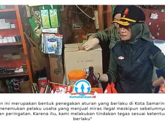 Kepala Satpol PP Kota Samarinda, Anis Siswanty, memeriksa salah satu toko saat memimpin razia gabungan penertiban minuman keras ilegal di Samarinda, Minggu (30/5/2026) malam. Dalam operasi tersebut, petugas berhasil menyita 282 botol miras ilegal dari enam lokasi berbeda. Foto: Hendrikus Gantur.