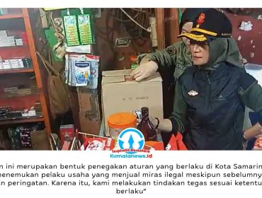 Kepala Satpol PP Kota Samarinda, Anis Siswanty, memeriksa salah satu toko saat memimpin razia gabungan penertiban minuman keras ilegal di Samarinda, Minggu (30/5/2026) malam. Dalam operasi tersebut, petugas berhasil menyita 282 botol miras ilegal dari enam lokasi berbeda. Foto: Hendrikus Gantur.
