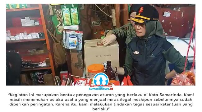 Kepala Satpol PP Kota Samarinda, Anis Siswanty, memeriksa salah satu toko saat memimpin razia gabungan penertiban minuman keras ilegal di Samarinda, Minggu (30/5/2026) malam. Dalam operasi tersebut, petugas berhasil menyita 282 botol miras ilegal dari enam lokasi berbeda. Foto: Hendrikus Gantur.