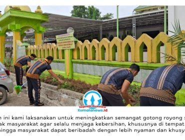 Personel Polres Kutai Kartanegara (Kukar) melaksanakan kegiatan Jumat Bersih dengan membersihkan sejumlah tempat ibadah di wilayah hukumnya, Jumat (29/5/2026). Kegiatan rutin ini menjadi wujud kepedulian Polri terhadap kebersihan lingkungan sekaligus mempererat hubungan dengan masyarakat. Foto: Humas Polres Kukar.