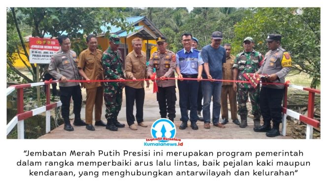 
 Kapolsek Sangasanga, Iptu Wahid, bersama Camat Sangasanga, M. Dahriansyah, dan Manajer Eksternal PT ABN, Bambang Takariyanto, meresmikan Jembatan Merah Putih Presisi di Gang Keluarga, Jalan Kawasan RT 06, Kelurahan Jawa, Kecamatan Sangasanga, Kabupaten Kutai Kartanegara (Kukar), Selasa (5/5/2026). Dok: Polsek Sangasanga.