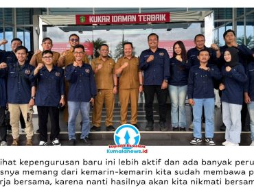 Ketua Persatuan Wartawan Indonesia, Andi Wibow, bersama jajaran pengurus PWI Kukar dan Plt Kepala Dinas Komunikasi dan Informatika Kutai Kartanegara, Solihin, beserta pejabat dan staf Diskominfo Kukar berfoto bersama usai audiensi di depan Kantor Diskominfo Kukar. Dok. PWI Kukar.