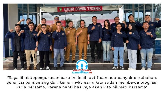 
 Ketua Persatuan Wartawan Indonesia, Andi Wibow, bersama jajaran pengurus PWI Kukar dan Plt Kepala Dinas Komunikasi dan Informatika Kutai Kartanegara, Solihin, beserta pejabat dan staf Diskominfo Kukar berfoto bersama usai audiensi di depan Kantor Diskominfo Kukar. Dok. PWI Kukar.