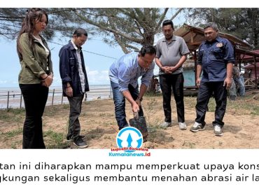 PWI Kutai Kartanegara bersama Pemerintah Desa Kersik menggelar aksi penghijauan di kawasan pesisir Pantai Biru, Desa Kersik, Kecamatan Marangkayu, Minggu (3/5/2026). Dok: PWI Kutai Kartanegara.