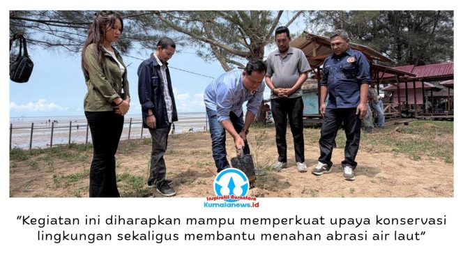 
 PWI Kutai Kartanegara bersama Pemerintah Desa Kersik menggelar aksi penghijauan di kawasan pesisir Pantai Biru, Desa Kersik, Kecamatan Marangkayu, Minggu (3/5/2026). Dok: PWI Kutai Kartanegara.