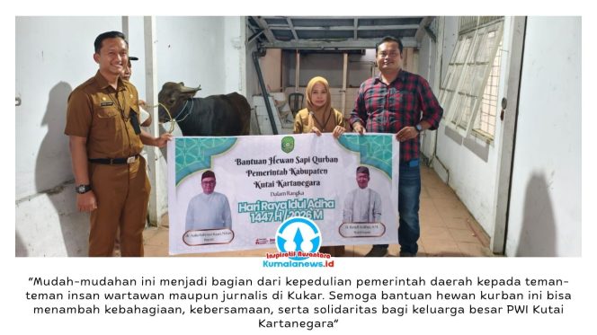 
 Kepala Bagian Kesejahteraan Rakyat (Kabag Kesra) Pemkab Kutai Kartanegara, Fathul Alamin, menyerahkan bantuan satu ekor sapi kurban dari Pemerintah Kabupaten Kutai Kartanegara kepada Persatuan Wartawan Indonesia (PWI) Kukar menjelang Hari Raya Iduladha 1447 Hijriah. Bantuan tersebut diterima langsung oleh Ketua PWI Kukar, Andi Wibowo, di Sekretariat PWI Kukar, Tenggarong. Foto: Dok. PWI Kutai Kartanegara.