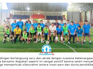 Keluarga besar SMA Negeri 2 (Smanda) Tenggarong dan PWI Kutai Kartanegara berfoto bersama usai pertandingan persahabatan mini soccer di Venue Mini Soccer Aji Imbut, Tenggarong Seberang, Jumat (29/5/2026). Kegiatan ini menjadi ajang mempererat silaturahmi, sportivitas, dan semangat hidup sehat. Foto: PWI Kukar.