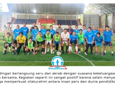 Keluarga besar SMA Negeri 2 (Smanda) Tenggarong dan PWI Kutai Kartanegara berfoto bersama usai pertandingan persahabatan mini soccer di Venue Mini Soccer Aji Imbut, Tenggarong Seberang, Jumat (29/5/2026). Kegiatan ini menjadi ajang mempererat silaturahmi, sportivitas, dan semangat hidup sehat. Foto: PWI Kukar.