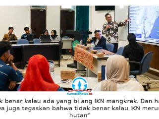 Juru Bicara Otorita IKN, Troy Pantouw menyampaikan materi mengenai keberlanjutan pembangunan Ibu Kota Nusantara (IKN) dalam Seminar Nasional Public Nations 2026 di Universitas Mulawarman. Diskusi berlangsung interaktif dengan berbagai pertanyaan mahasiswa terkait pemanfaatan energi baru terbarukan dan pengelolaan lingkungan, Sabtu (23/5/2026). Foto: Dok. Humas Otorita Ibu Kota Nusantara.