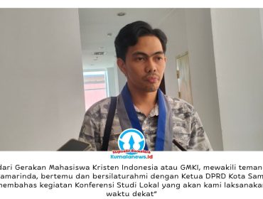 Koordinator Wilayah Pengurus Pusat GMKI Kalimantan Timur, Julio Antou, memberikan keterangan kepada awak media usai audiensi dengan pimpinan DPRD Kota Samarinda di Ruang Ketua DPRD Kota Samarinda, Selasa (2/6/2026). Pertemuan tersebut membahas agenda organisasi sekaligus memperkuat sinergi dalam mengawal isu-isu strategis daerah. Foto: Yana Ashari.