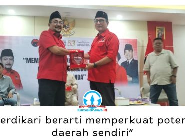 Ketua DPC PDI Perjuangan Kota Samarinda, Iswandi, menyerahkan cenderamata kepada Anggota DPRD Provinsi Kalimantan Timur Fraksi PDI Perjuangan, Didik Agung Eko Wahono, usai Diskusi Publik bertajuk