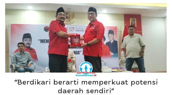 Ketua DPC PDI Perjuangan Kota Samarinda, Iswandi, menyerahkan cenderamata kepada Anggota DPRD Provinsi Kalimantan Timur Fraksi PDI Perjuangan, Didik Agung Eko Wahono, usai Diskusi Publik bertajuk 