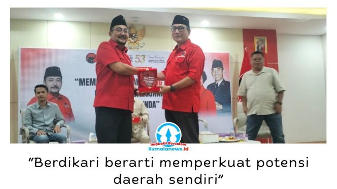 
 Ketua DPC PDI Perjuangan Kota Samarinda, Iswandi, menyerahkan cenderamata kepada Anggota DPRD Provinsi Kalimantan Timur Fraksi PDI Perjuangan, Didik Agung Eko Wahono, usai Diskusi Publik bertajuk 
