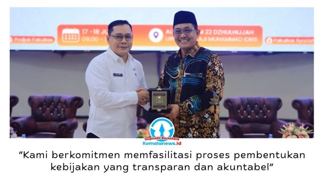 
 Plt Sekretaris DPRD Kota Samarinda, Eddy Syahrani, S.Sos, menerima cenderamata dari UINSI Samarinda usai membuka Uji Publik Rancangan Peraturan Daerah (Raperda) tentang Pengelolaan Pemakaman Umum di Auditorium 22 Dzulhijjah UINSI Samarinda, Loa Janan Ilir, Rabu (17/6/2026).