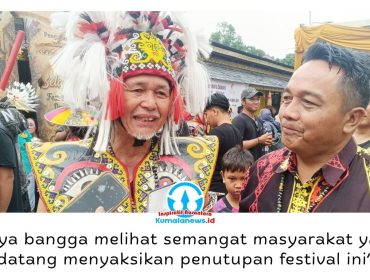 Ketua Adat Desa Pampang, Esrom Palan, bersama Kepala Bidang Pengembangan Ekonomi Kreatif Dispar Kaltim, Awang Khalik, memberikan keterangan kepada awak media usai penutupan Festival Budaya Dayak Kenyah di Lamin Adat Desa Budaya Pampang, Minggu (28/6/2026). Foto: Yana Ashari.