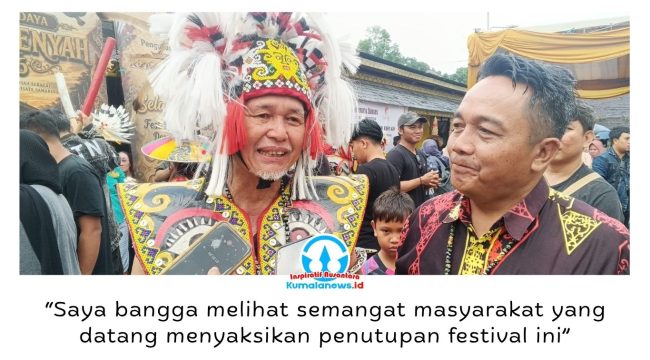 Ketua Adat Desa Pampang, Esrom Palan, bersama Kepala Bidang Pengembangan Ekonomi Kreatif Dispar Kaltim, Awang Khalik, memberikan keterangan kepada awak media usai penutupan Festival Budaya Dayak Kenyah di Lamin Adat Desa Budaya Pampang, Minggu (28/6/2026). Foto: Yana Ashari.
