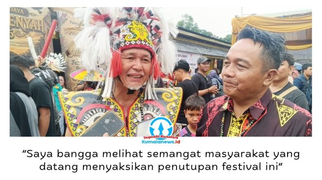 
 Ketua Adat Desa Pampang, Esrom Palan, bersama Kepala Bidang Pengembangan Ekonomi Kreatif Dispar Kaltim, Awang Khalik, memberikan keterangan kepada awak media usai penutupan Festival Budaya Dayak Kenyah di Lamin Adat Desa Budaya Pampang, Minggu (28/6/2026). Foto: Yana Ashari.