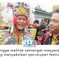 Ketua Adat Desa Pampang, Esrom Palan, bersama Kepala Bidang Pengembangan Ekonomi Kreatif Dispar Kaltim, Awang Khalik, memberikan keterangan kepada awak media usai penutupan Festival Budaya Dayak Kenyah di Lamin Adat Desa Budaya Pampang, Minggu (28/6/2026). Foto: Yana Ashari.