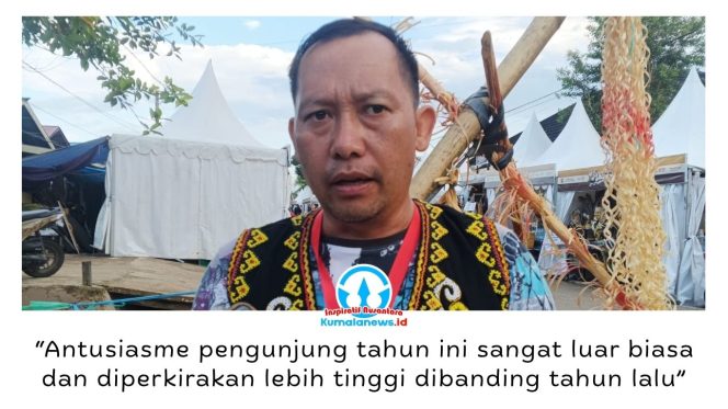 
 Sekretaris Panitia Festival Budaya Dayak Kenyah 2026, Yusak Lukas, menyebut jumlah pengunjung Festival Budaya Dayak Kenyah di Desa Budaya Pampang tahun ini diperkirakan melampaui capaian tahun sebelumnya. Foto: Yana Ashari.