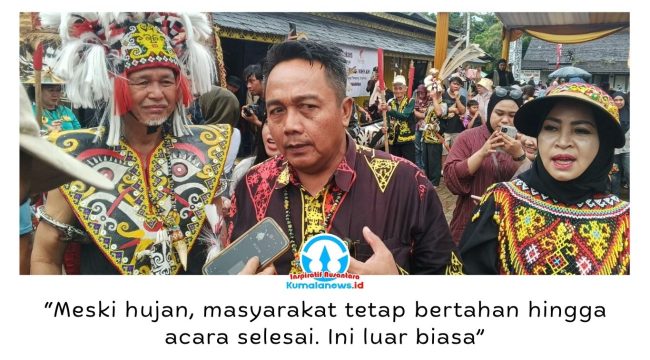 Kepala Bidang Pengembangan Ekonomi Kreatif Dispar Kaltim, Awang Khalik, memberikan keterangan kepada awak media usai penutupan Festival Budaya Dayak Kenyah ke-53 di Lamin Adat Desa Budaya Pampang, Samarinda, Minggu (28/6/2026). Foto: Yana Ashari.