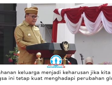 Wakil Wali Kota Balikpapan, Dr. Ir. H. Bagus Susetyo, MM, berfoto bersama peserta usai memimpin upacara peringatan Hari Keluarga Nasional (Harganas) ke-33 Tahun 2026 di Halaman Balai Kota Balikpapan, Senin (29/6/2026). Foto: M. Hilmansyah.