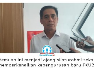 Ketua DPRD Kota Samarinda, Helmi Abdullah, memberikan keterangan usai menerima audiensi pengurus baru FKUB Kota Samarinda. Pertemuan tersebut membahas penguatan sinergi, program kerja, serta upaya memperkokoh komunikasi dan toleransi antarumat beragama di Kota Samarinda. Foto: Yana Ashari.