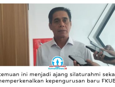 Ketua DPRD Kota Samarinda, Helmi Abdullah, memberikan keterangan usai menerima audiensi pengurus baru FKUB Kota Samarinda. Pertemuan tersebut membahas penguatan sinergi, program kerja, serta upaya memperkokoh komunikasi dan toleransi antarumat beragama di Kota Samarinda. Foto: Yana Ashari.
