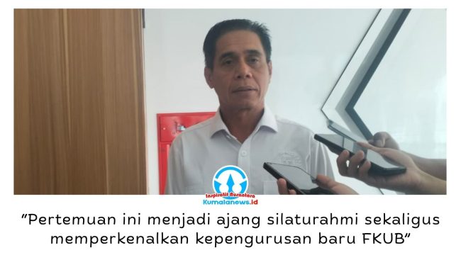 Ketua DPRD Kota Samarinda, Helmi Abdullah, memberikan keterangan usai menerima audiensi pengurus baru FKUB Kota Samarinda. Pertemuan tersebut membahas penguatan sinergi, program kerja, serta upaya memperkokoh komunikasi dan toleransi antarumat beragama di Kota Samarinda. Foto: Yana Ashari.