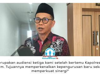 Ketua FKUB Kota Samarinda, Syaparuddin, memberikan keterangan usai audiensi dengan DPRD Kota Samarinda. Pertemuan tersebut menjadi ajang silaturahmi sekaligus sosialisasi tugas dan fungsi FKUB dalam menjaga kerukunan umat beragama serta memberikan pemahaman mengenai ketentuan pendirian rumah ibadah. Foto: Yana Ashari.