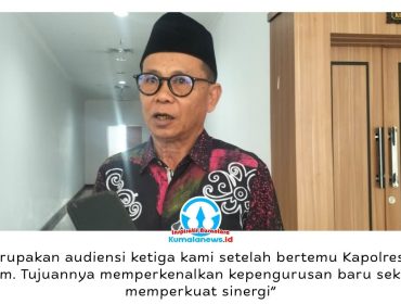 Ketua FKUB Kota Samarinda, Syaparuddin, memberikan keterangan usai audiensi dengan DPRD Kota Samarinda. Pertemuan tersebut menjadi ajang silaturahmi sekaligus sosialisasi tugas dan fungsi FKUB dalam menjaga kerukunan umat beragama serta memberikan pemahaman mengenai ketentuan pendirian rumah ibadah. Foto: Yana Ashari.