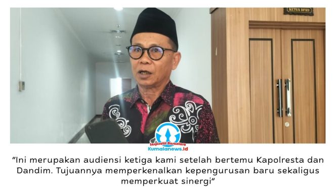 
 Ketua FKUB Kota Samarinda, Syaparuddin, memberikan keterangan usai audiensi dengan DPRD Kota Samarinda. Pertemuan tersebut menjadi ajang silaturahmi sekaligus sosialisasi tugas dan fungsi FKUB dalam menjaga kerukunan umat beragama serta memberikan pemahaman mengenai ketentuan pendirian rumah ibadah. Foto: Yana Ashari.