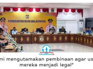 Wali Kota Balikpapan, Dr. H. Rahmad Mas'ud, S.E., M.E. (berbaju hitam), berdialog dengan perwakilan mahasiswa yang tergabung dalam Aliansi Balikpapan Bergerak di Aula Balai Kota Balikpapan, Kamis (18/6/2026). Foto: M Hilmansyah.