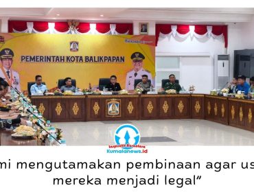 Wali Kota Balikpapan, Dr. H. Rahmad Mas'ud, S.E., M.E. (berbaju hitam), berdialog dengan perwakilan mahasiswa yang tergabung dalam Aliansi Balikpapan Bergerak di Aula Balai Kota Balikpapan, Kamis (18/6/2026). Foto: M Hilmansyah.