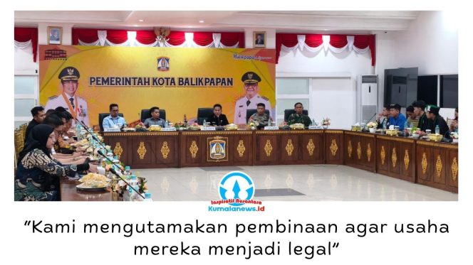 
 Wali Kota Balikpapan, Dr. H. Rahmad Mas'ud, S.E., M.E. (berbaju hitam), berdialog dengan perwakilan mahasiswa yang tergabung dalam Aliansi Balikpapan Bergerak di Aula Balai Kota Balikpapan, Kamis (18/6/2026). Foto: M Hilmansyah.