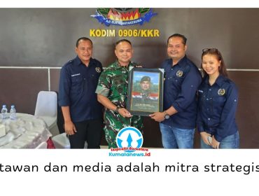 Ketua PWI Kukar, Andi Wibowo, didampingi Sekretaris PWI Kukar Lodya Astagina dan Bendahara PWI Kukar Fairuzzabady, menyerahkan cenderamata kepada Dandim 0906/KKR Letkol Arm Benny Budiman. Foto: PWI Kukar.