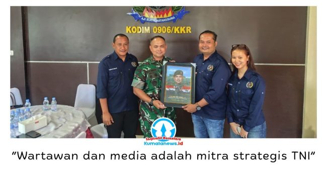 Ketua PWI Kukar, Andi Wibowo, didampingi Sekretaris PWI Kukar Lodya Astagina dan Bendahara PWI Kukar Fairuzzabady, menyerahkan cenderamata kepada Dandim 0906/KKR Letkol Arm Benny Budiman. Foto: PWI Kukar.