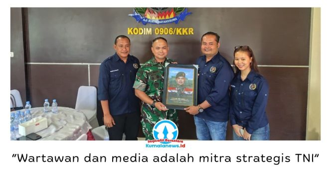 
 Ketua PWI Kukar, Andi Wibowo, didampingi Sekretaris PWI Kukar Lodya Astagina dan Bendahara PWI Kukar Fairuzzabady, menyerahkan cenderamata kepada Dandim 0906/KKR Letkol Arm Benny Budiman. Foto: PWI Kukar.