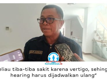 Anggota Dewan Pengawas Perumda Varia Niaga Samarinda, Jusuf Junus, memberikan keterangan kepada awak media usai hearing Komisi II DPRD Kota Samarinda, Selasa (30/6/2026). Ia menjelaskan, pembahasan resmi ditunda karena Direktur Utama berhalangan hadir akibat sakit. Foto: Yana Ashari.