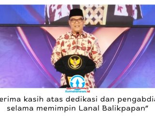 Wakil Wali Kota Balikpapan, Dr. Ir. H. Bagus Susetyo, MM, menyampaikan sambutan pada acara kenal pamit Komandan Lanal Balikpapan, Senin (29/6/2026). Ia mengapresiasi dedikasi Kolonel Laut (P) Topan Agung Yuwono serta berharap sinergi antara TNI AL dan Pemerintah Kota Balikpapan terus semakin kuat. Foto: M Hilmansyah.