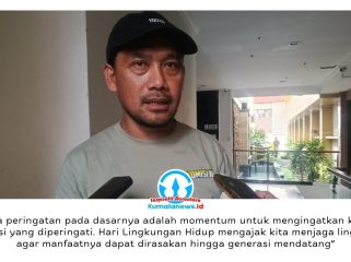 Anggota Komisi III DPRD Kota Samarinda, Abdul Rohim, memberikan keterangan kepada awak media usai peringatan Hari Lingkungan Hidup Sedunia 2026 di kawasan insinerator Kampung Baqa, Selasa (30/6/2026). Ia mengapresiasi peresmian TPST dan insinerator sebagai langkah memperkuat pengelolaan sampah yang modern, sekaligus mendorong pengelolaan sampah berbasis masyarakat. Foto: Yana Ashari.