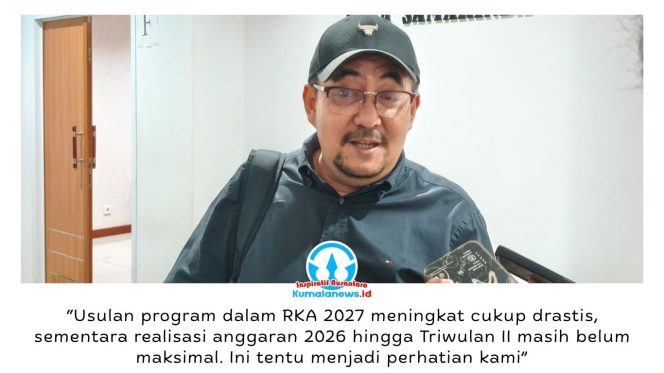 
 Ketua Komisi II DPRD Kota Samarinda, Iswandi, memberikan keterangan kepada awak media usai rapat bersama BPKAD, Selasa (30/6/2026). Ia menegaskan usulan RKA BPKAD Tahun Anggaran 2027 yang meningkat signifikan harus disertai target, indikator kinerja, serta manfaat yang terukur agar penggunaan APBD efektif, akuntabel, dan tepat sasaran. Foto: Yana Ashari.